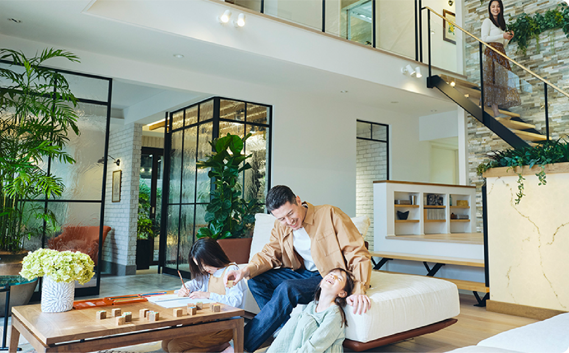 床でくつろぐ家族